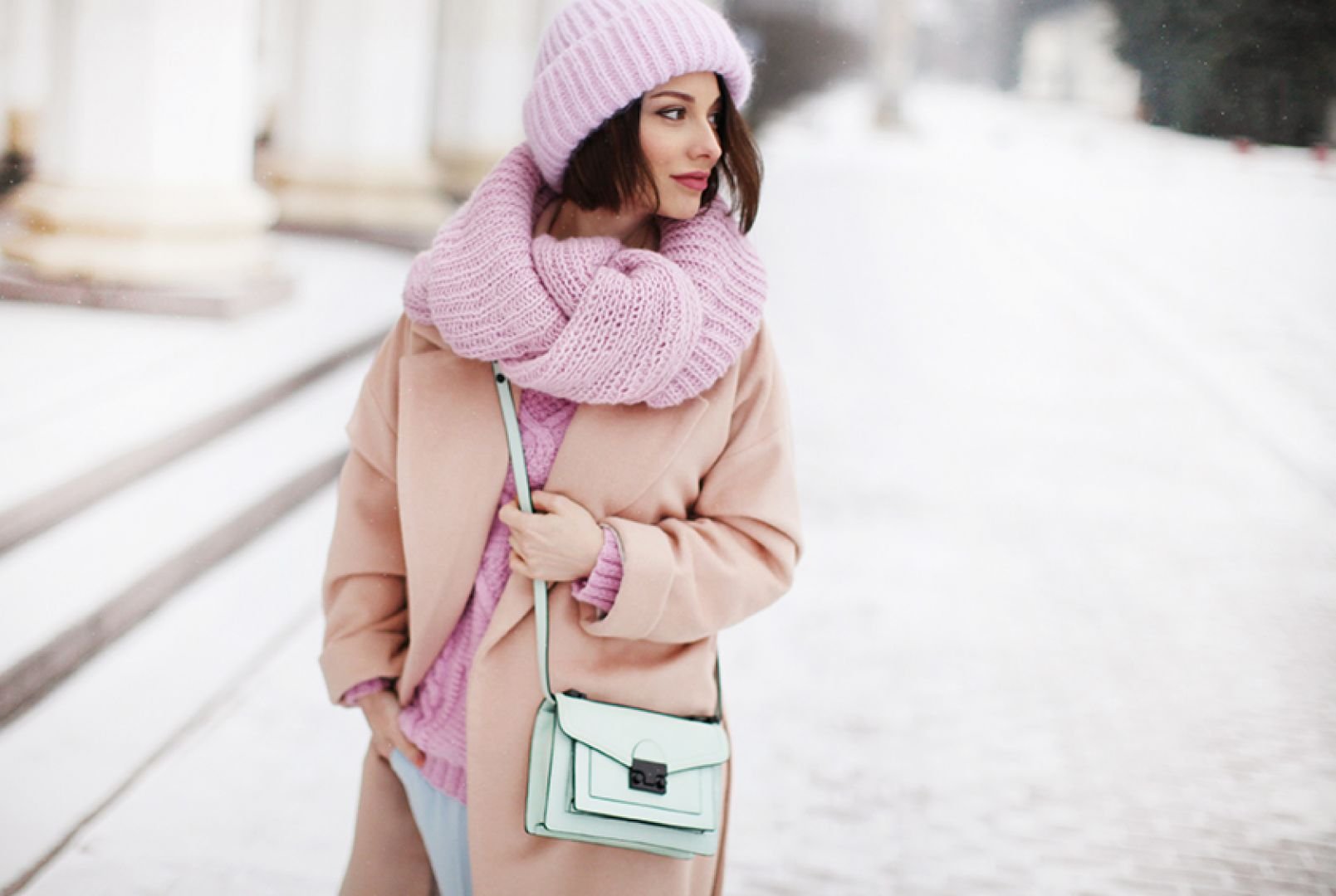 Шапка и шарф розовые. Зимние образы. Зимняя мода. Модные зимние образы. Шарф под розовое пальто.