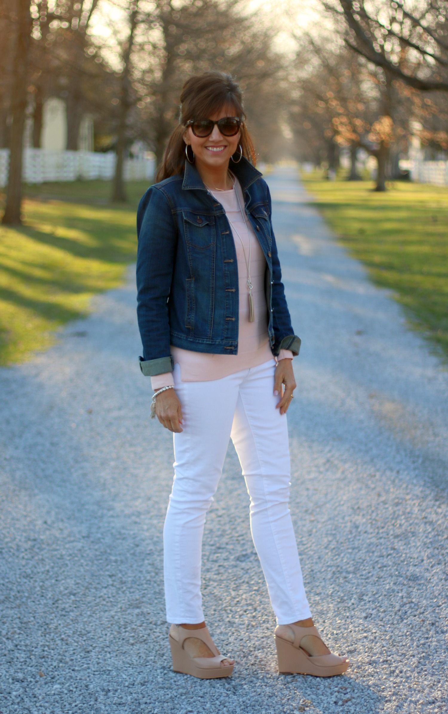 Что носить с джинсами женщинам в 50 — 55 лет