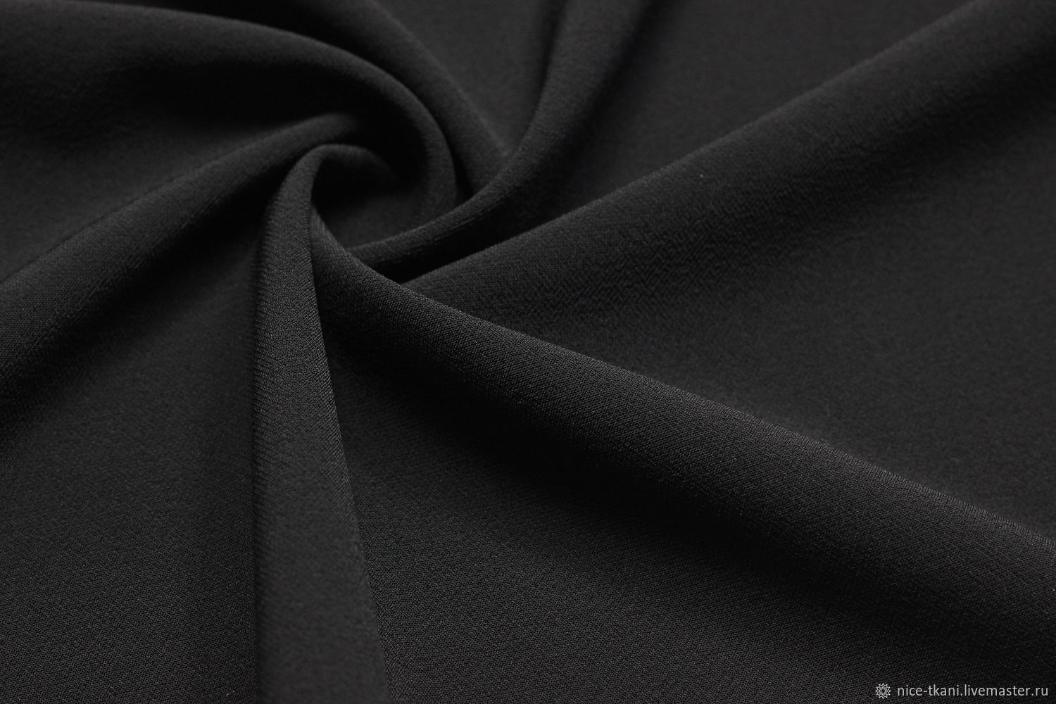 Плотный великий. Плотная черная ткань. Плотная стрейч ткань. Стрейч чёрный материал. Ткань плотный креп черная.