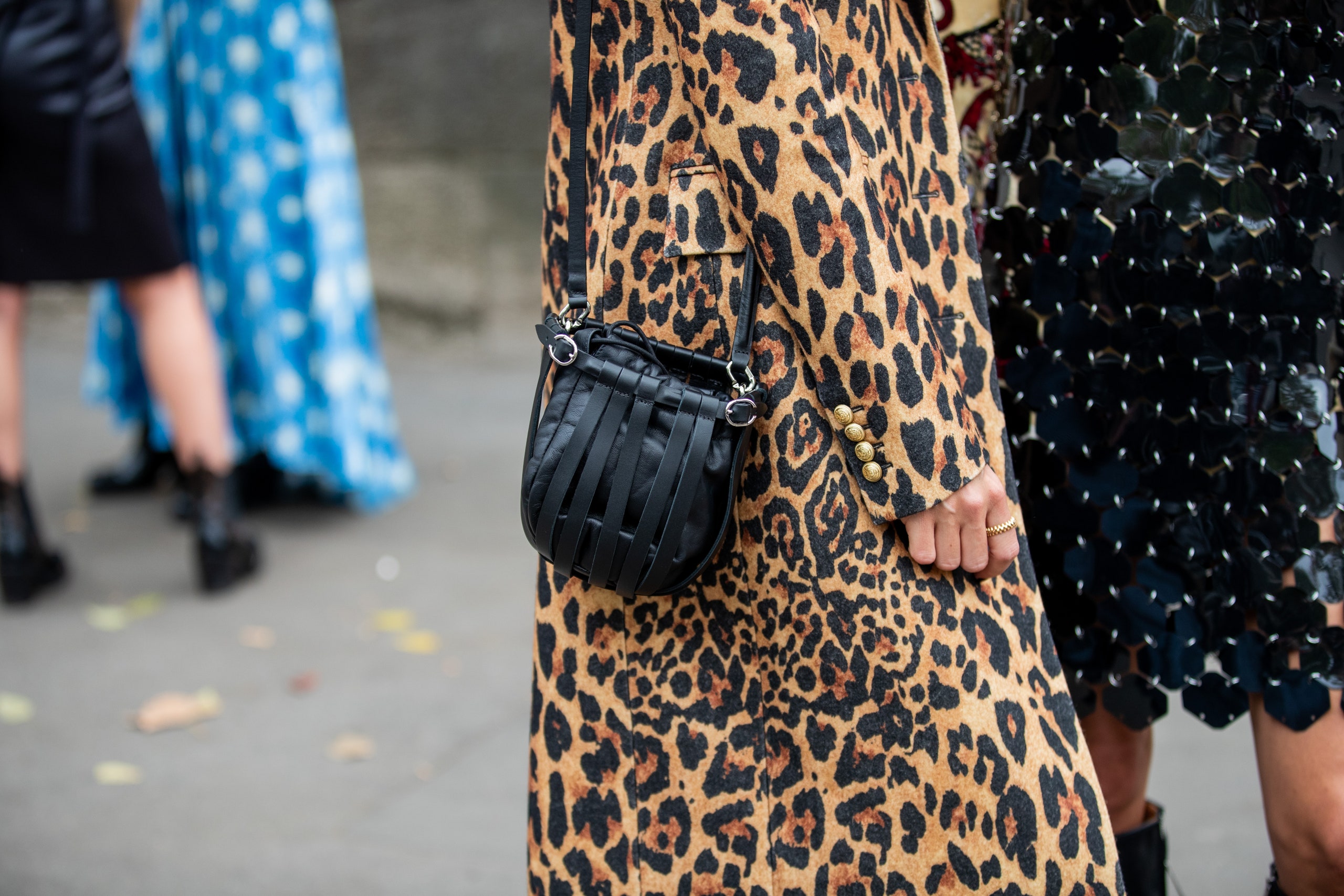 Леопардовый тренд. Юбка с леопардовым принтом. Образ с леопардовой юбкой. Леопардовый принт в одежде.