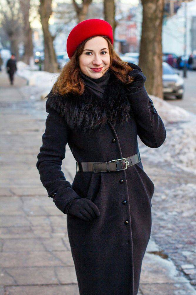 Какую шапку носить с женским классическим пальто: как подобрать модный головной убор с мехом - сочетания с вязанным шарфом — товарика