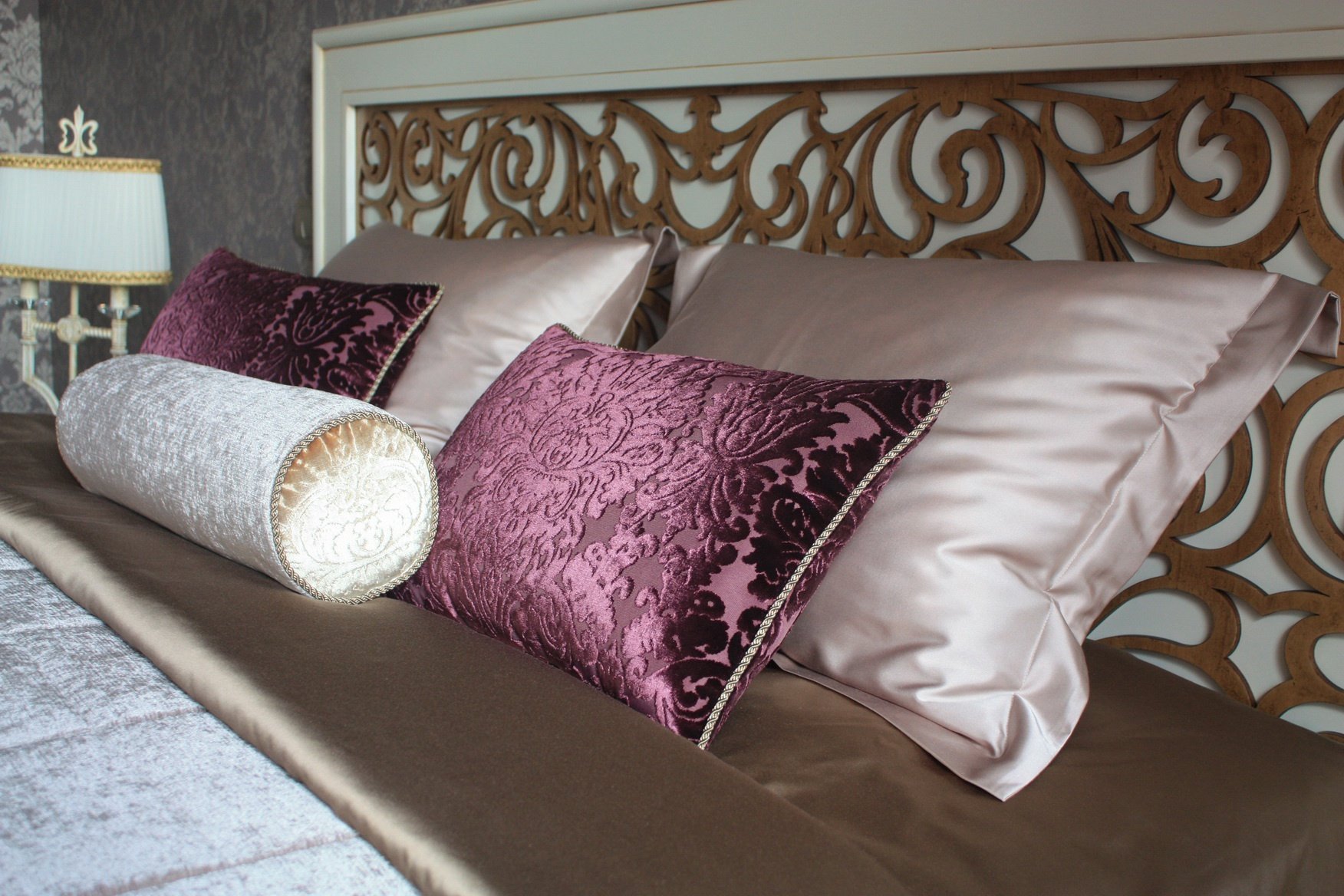 набор декоративных подушек на кровать