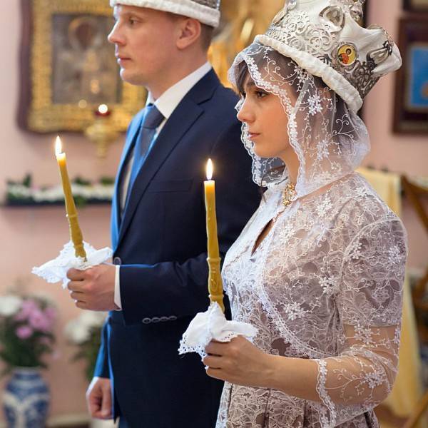 Одежда для венчания пожилым. целомудренность и стиль: изучаем подвенечные платья для венчания в церкви. капюшон для венчания