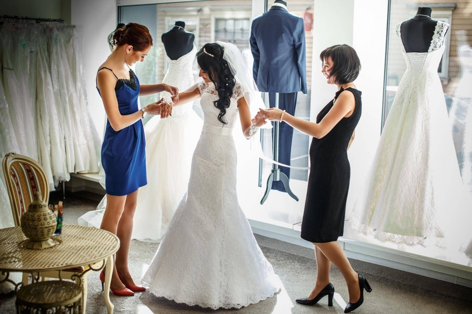 Как выбрать наряд на свадьбу для гостя, какое платье подходит для разного времени года