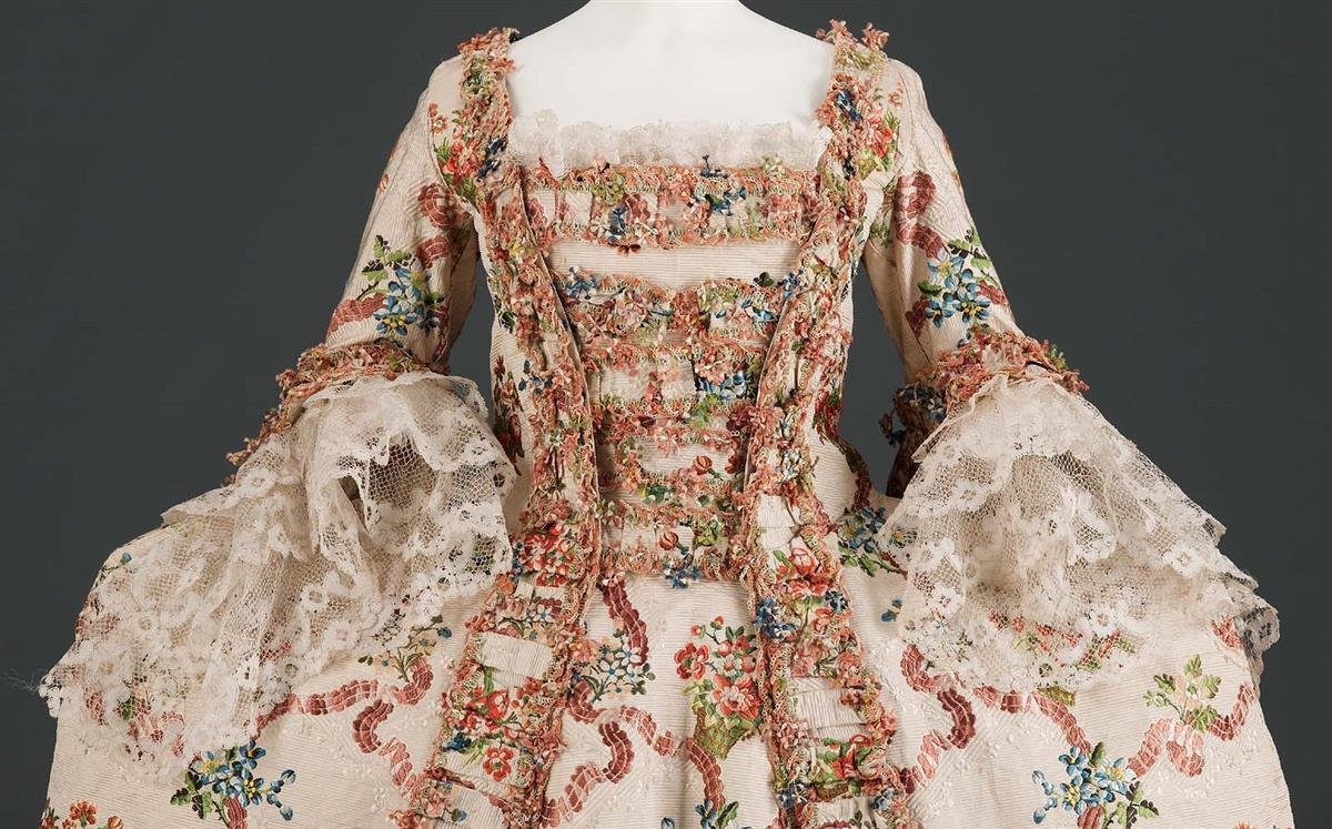 Тон 18 век. Мода рококо 19 век. Мода рококо 18 век. Рококо Франция 18 век. Платье рококо Версаль.