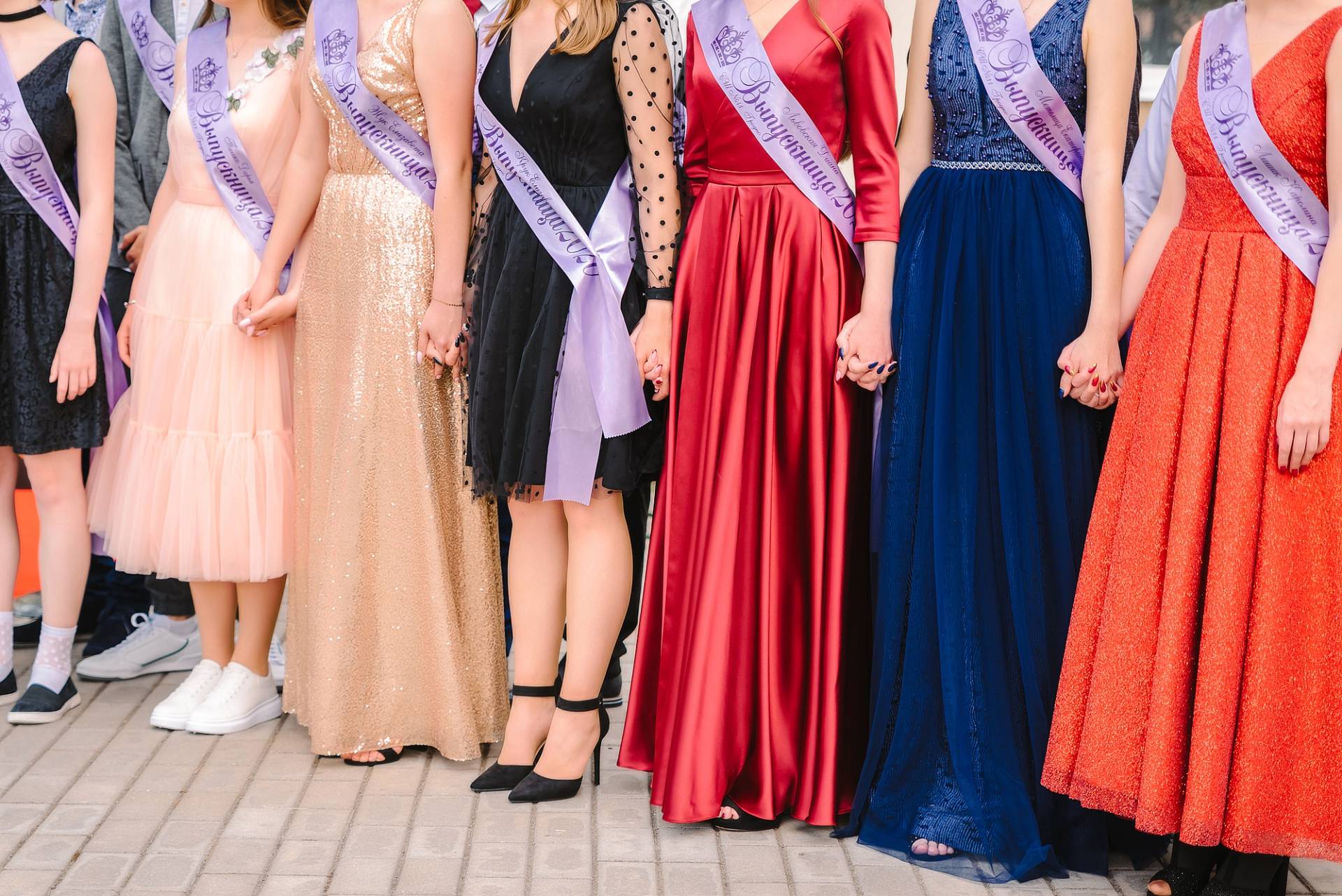 Платья на выпускной 9 класс: лучшие модели 2022года для девочек и фото образов