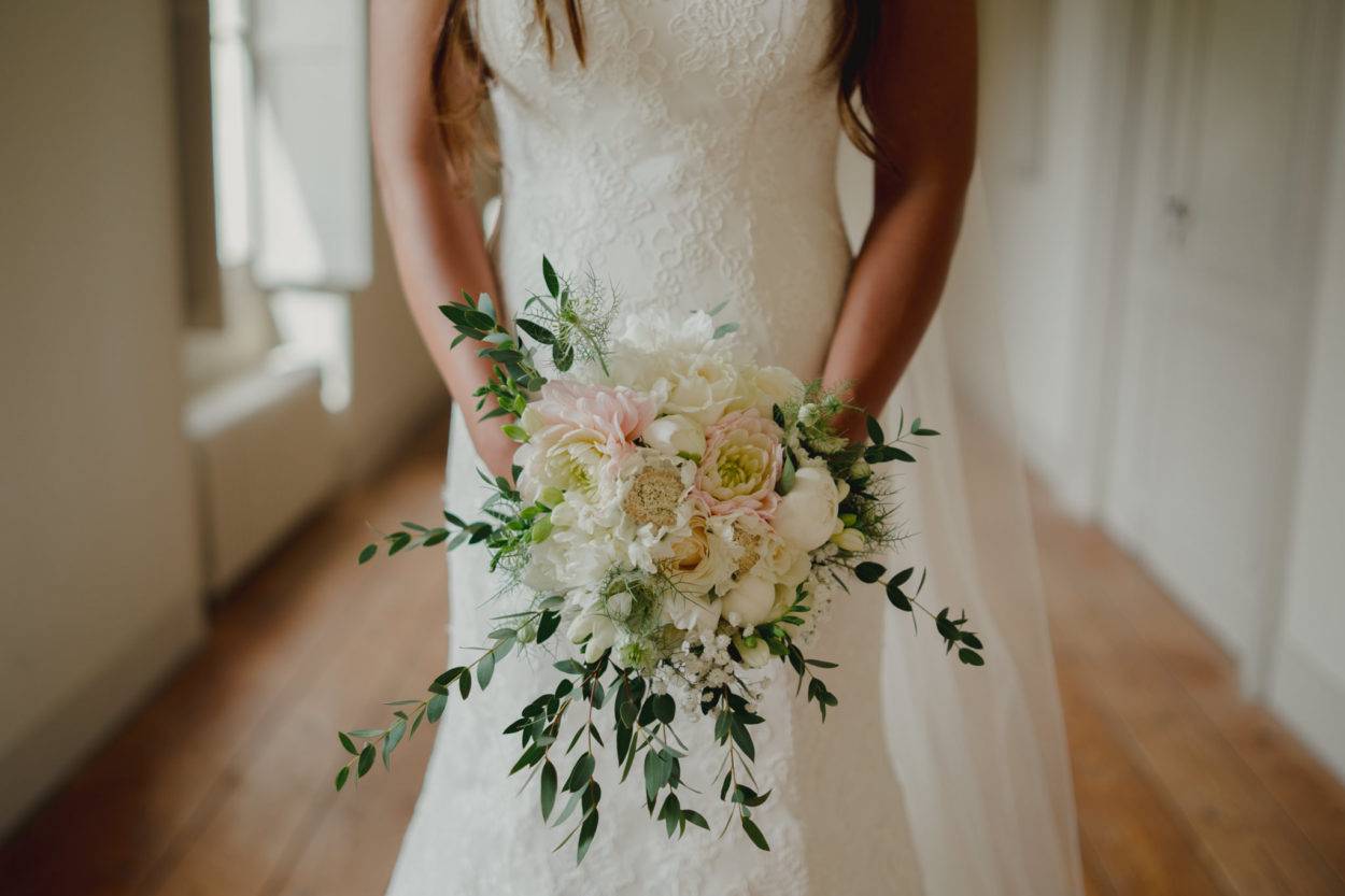 Свадебный букет невесты 2022: идеи из пионов, роз, калл и других цветов + фото с идеями