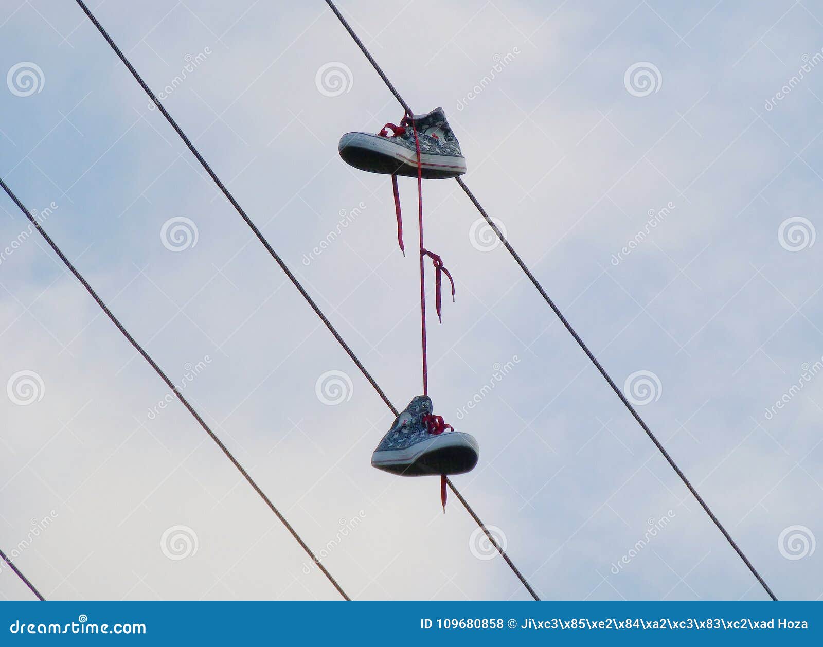 Что значат висящие кроссовки. Ботинки на проводах. Башмаки на проводах. Кроссовки на проводах в России. Висят на шнурках на проводах.