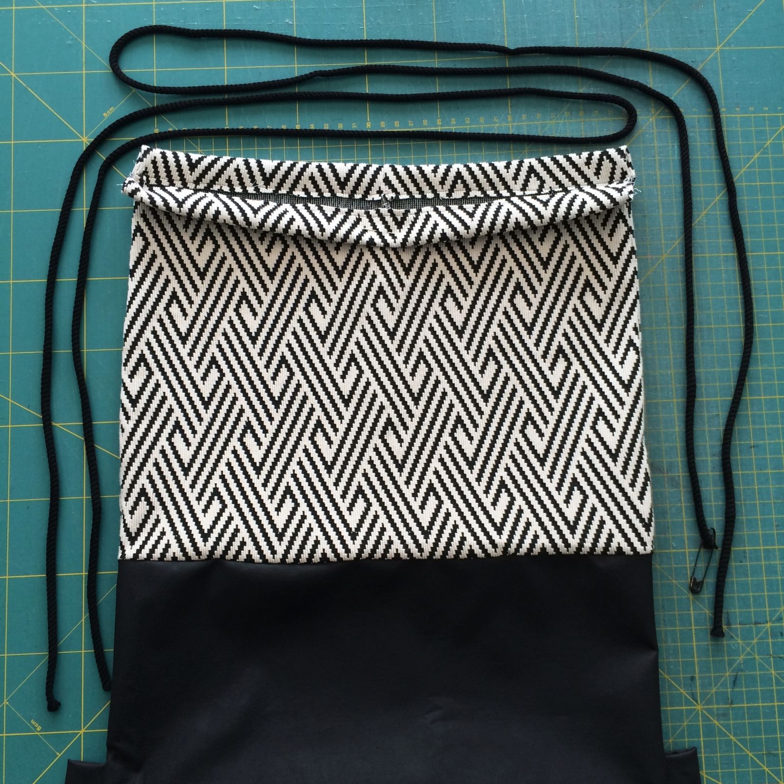 Детский рюкзак и мешок для сменки из джинсов своими руками - коробочка идей и мастер-классов