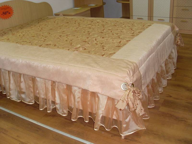 Как сшить покрывало на кровать из портьерной ткани или из бархата в спальню - плед своими руками, материал для детского, из чего делают