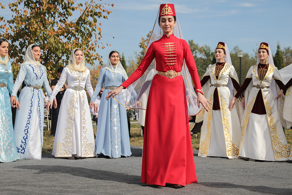Осетины какие они. Северная Осетия национальный костюм. Нац костюм Северной Осетии. Осетины осетины национальный костюм. Осетинский национальный костюм черкеска.