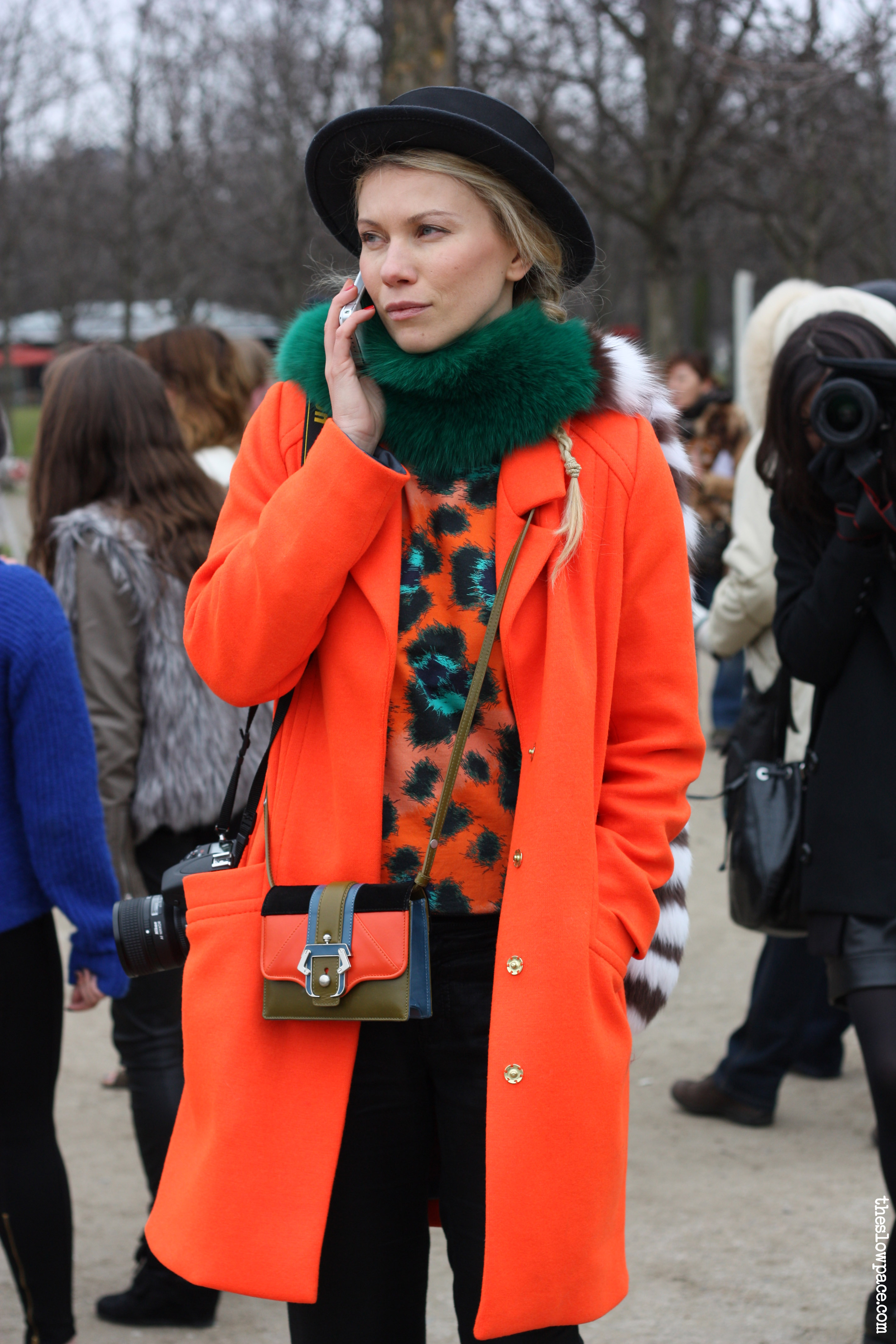 Пальто шарф сочетание. Оранжевое пальто. Шарф к оранжевому пальто. Шарф к зеленому пальто. Шарф к красному пальто.