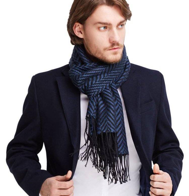Пальто и шарф мужчины