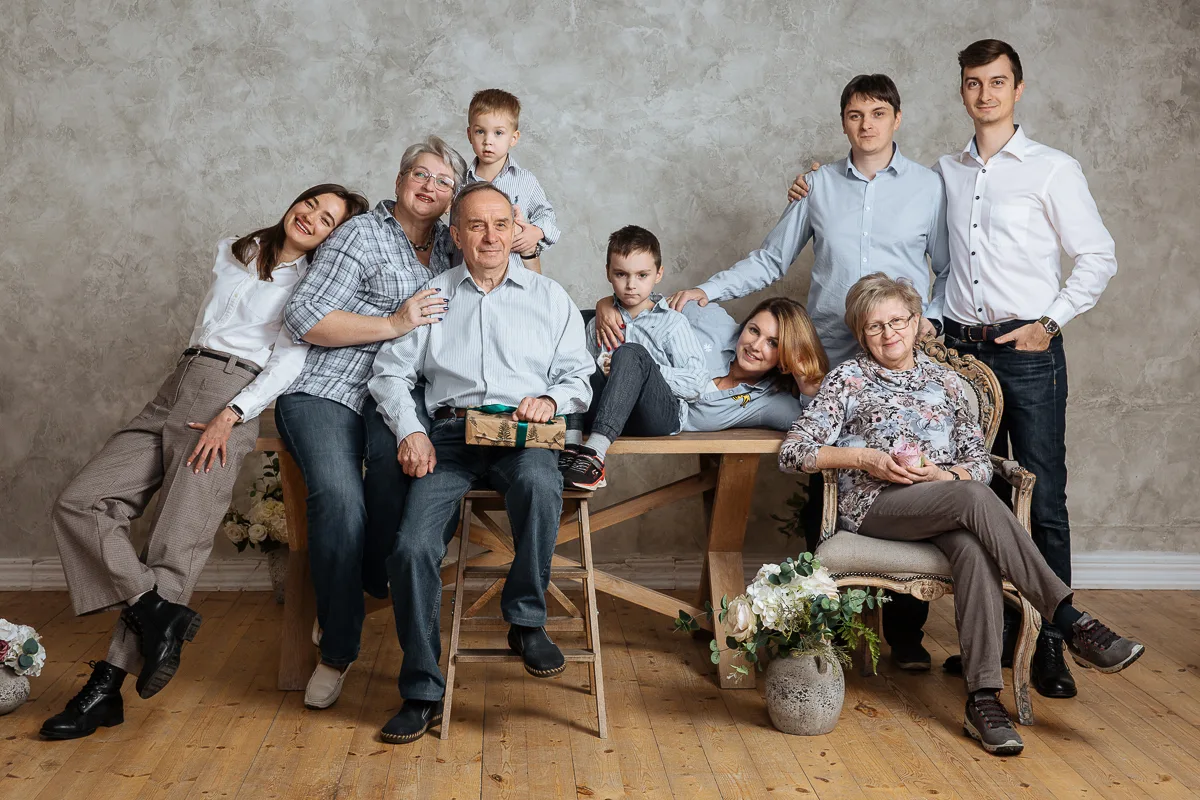 5 поколений мужчин. Семейная фотосессия. Фотосессия большой семьи. Фотосессия большой семьи в студии. Большая семья.