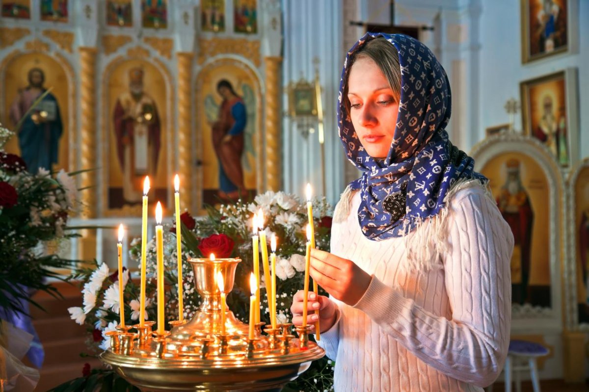 Православная женщина в храме