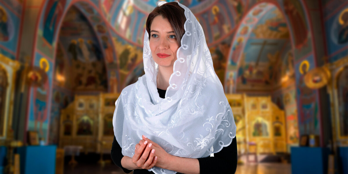 Женщина в платке в храме