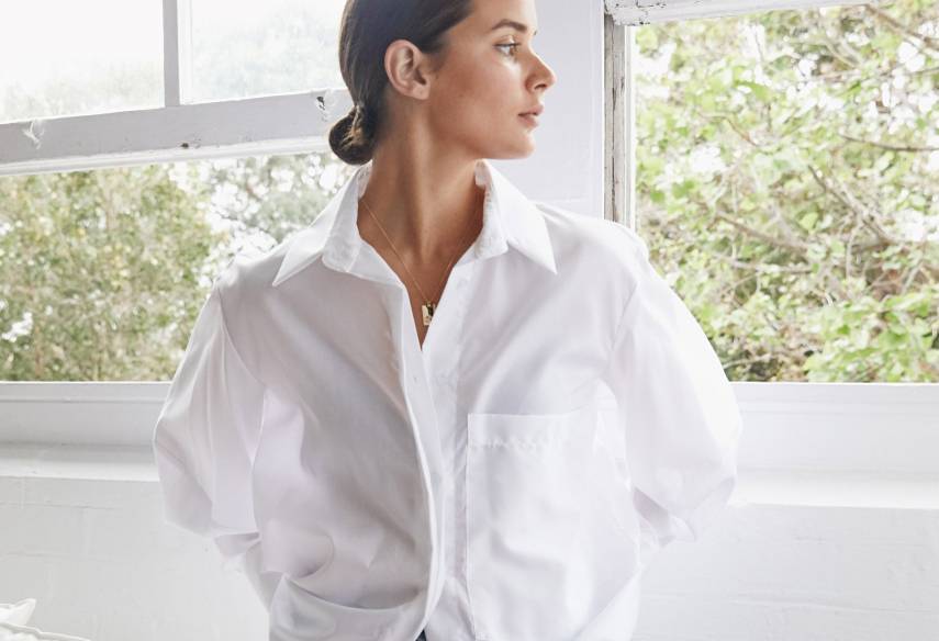 С чем носить белую женскую рубашку в разных ситуациях: классические и неожиданные сочетания