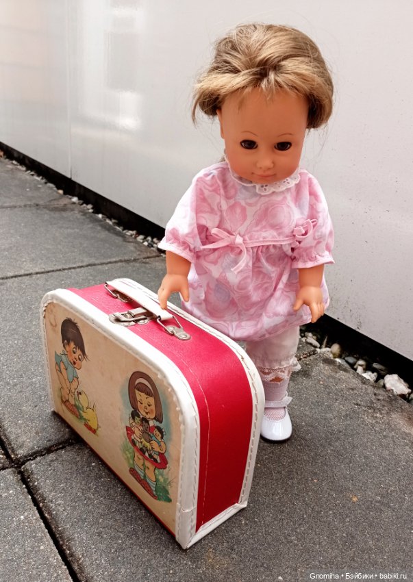 Вечерние посиделки: чемоданчик для куклы / travel case for mini doll
