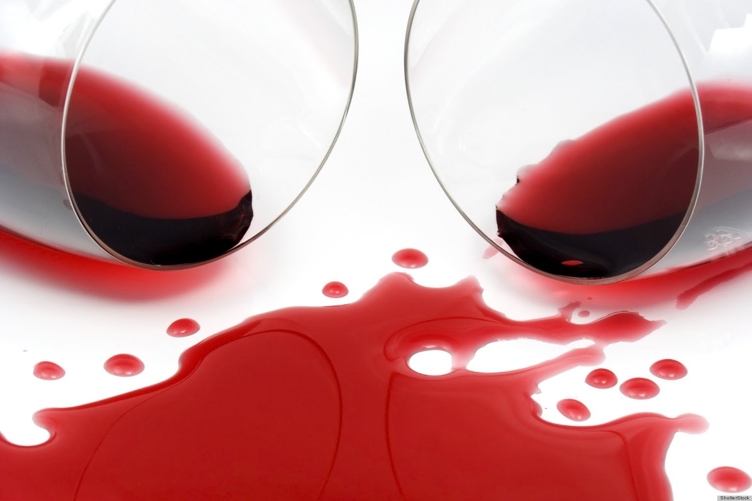 Как удалить пятна красного вина с ковра, ткани и плитки?