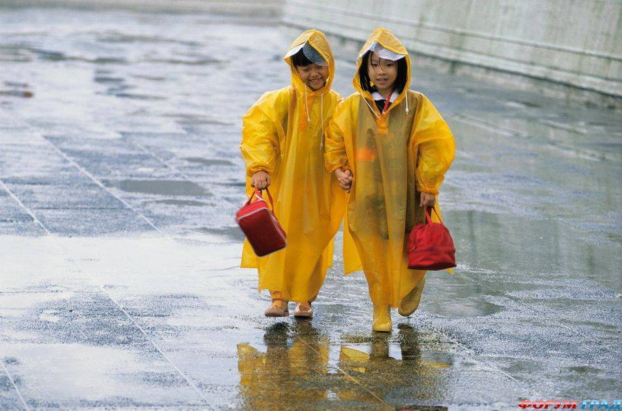 Женский плащ-дождевик: с чем носить весной 2022? 100 фото-идей
