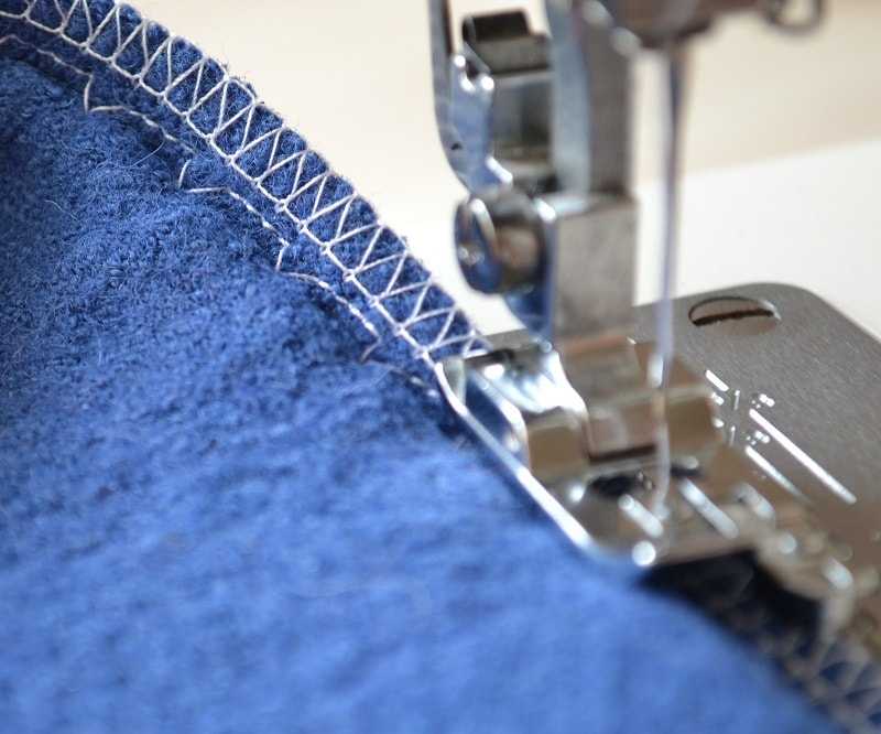Как правильно шить трикотаж на обычной швейной машинке, почему она пропускает стежки, какие нитки нужны?
