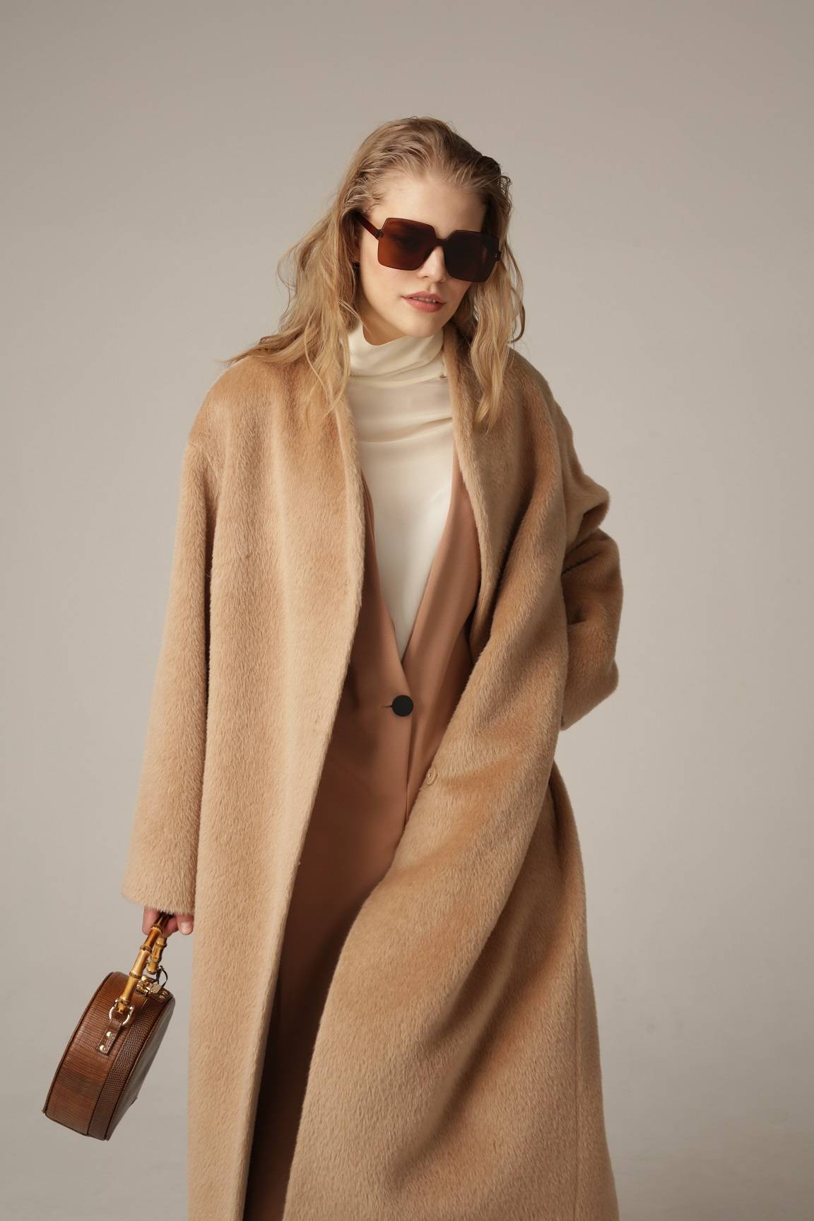Пальто из альпаки – модная верхняя одежда для демисезонного периода