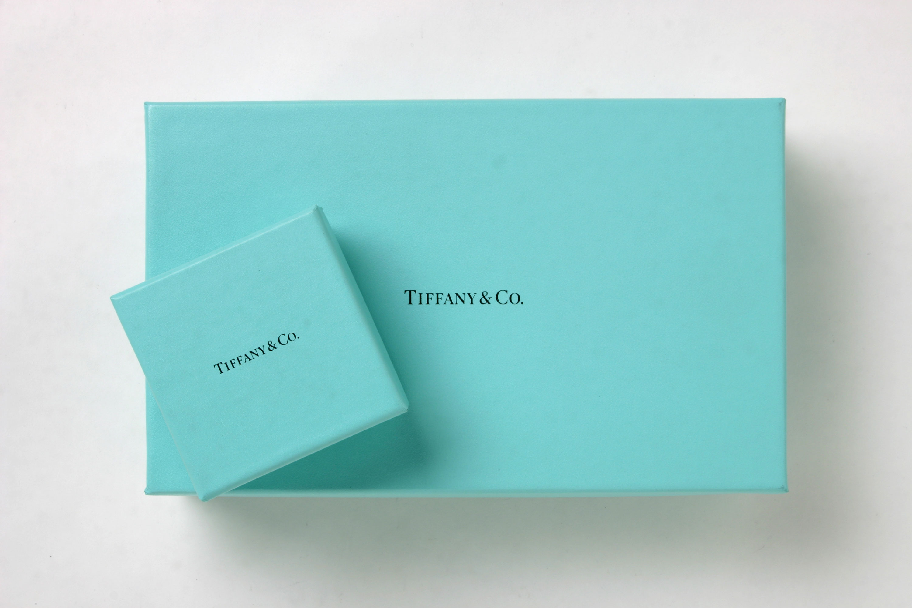 Тиффани сайт каталог. Тиффани. Фирменный цвет Tiffany. Tiffany co упаковка. Tiffany Blue коробка.
